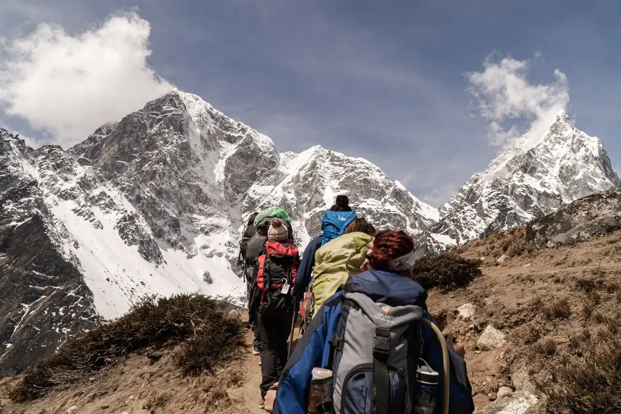 french travelers should know how to avoid scams when hiring guide nepal and Glacier Safari Treks helps you with these trouble easily the right way